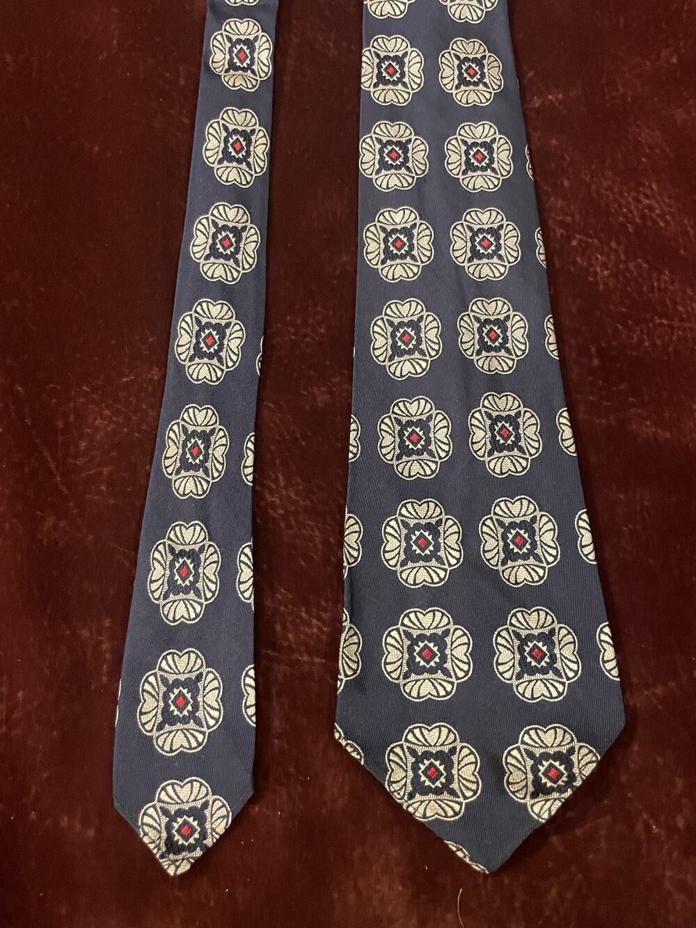 VTG John Wanamaker Silk Dark Blue Navy Gray Red Quatrefoil Medallion Neck Tie